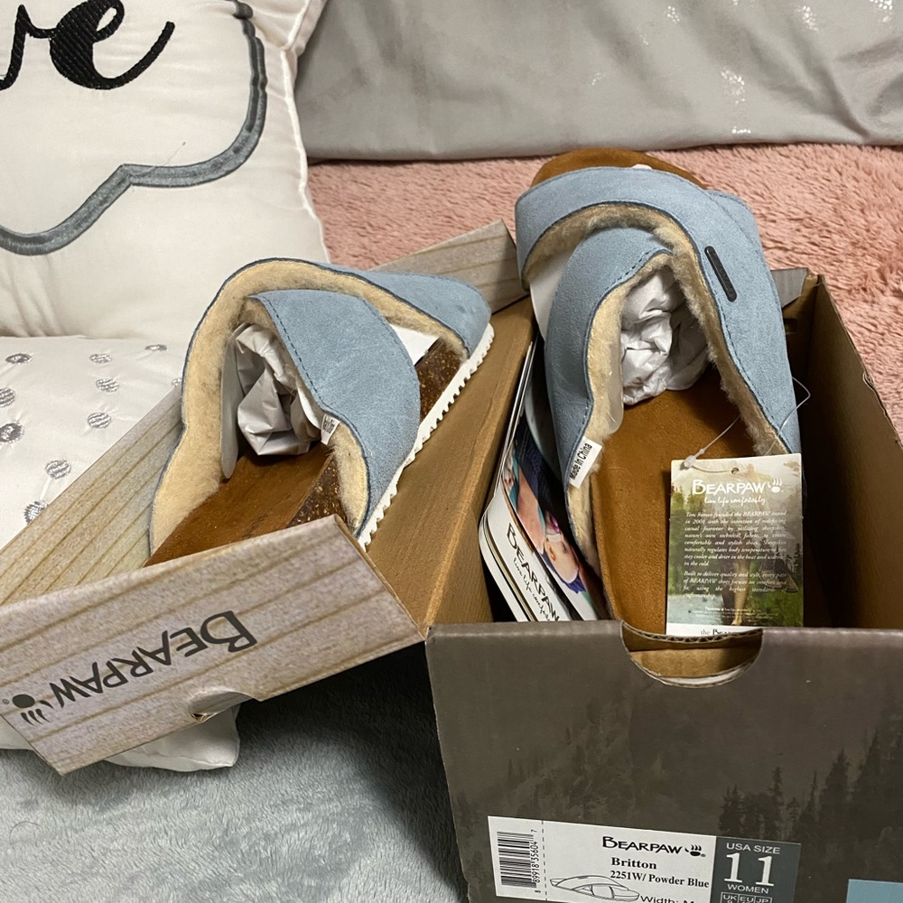 Bearpaws. Size 11. Light Blue.